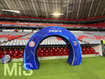 06.05.2026, Fussball UEFA Championsleague 2025/2026: Halbfinale Rückpiel,  FC Bayern München - Paris St. Germain, in der Allianz-Arena München, Randbild, das Einlauftor (Road to Budapest) steht vor dem Spiel noch an der Spielerbank.
