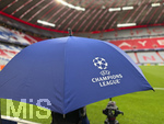 06.05.2026, Fussball UEFA Championsleague 2025/2026: Halbfinale Rückpiel,  FC Bayern München - Paris St. Germain, in der Allianz-Arena München, Randbild, Regenschirm mit Logo der Championsleague