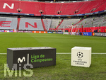 06.05.2026, Fussball UEFA Championsleague 2025/2026: Halbfinale Rückpiel,  FC Bayern München - Paris St. Germain, in der Allianz-Arena München, Randbild, Würfel mit dem Logo der Championsleague und Liga de Campeones liegen am Spielfeldrand für TV-Übertragung bereit.