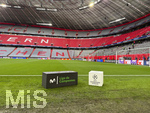 06.05.2026, Fussball UEFA Championsleague 2025/2026: Halbfinale Rückpiel,  FC Bayern München - Paris St. Germain, in der Allianz-Arena München, Randbild, Würfel mit dem Logo der Championsleague und Liga de Campeones liegen am Spielfeldrand für TV-Übertragung bereit.