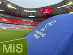 06.05.2026, Fussball UEFA Championsleague 2025/2026: Halbfinale Rückpiel,  FC Bayern München - Paris St. Germain, in der Allianz-Arena München, Randbild, Regenschirm mit Logo der Championsleague 