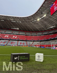 06.05.2026, Fussball UEFA Championsleague 2025/2026: Halbfinale Rückpiel,  FC Bayern München - Paris St. Germain, in der Allianz-Arena München, Randbild, Würfel mit dem Logo der Championsleague und Liga de Campeones liegen am Spielfeldrand für TV-Übertragung bereit.
