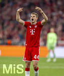 06.05.2026, Fussball UEFA Championsleague 2025/2026: Halbfinale Rückpiel,  FC Bayern München - Paris St. Germain, in der Allianz-Arena München, Josip Stanisic (Bayern München) winkt 