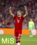 06.05.2026, Fussball UEFA Championsleague 2025/2026: Halbfinale Rückpiel,  FC Bayern München - Paris St. Germain, in der Allianz-Arena München, Josip Stanisic (Bayern München) winkt 