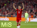 06.05.2026, Fussball UEFA Championsleague 2025/2026: Halbfinale Rückpiel,  FC Bayern München - Paris St. Germain, in der Allianz-Arena München, Josip Stanisic (Bayern München) winkt 