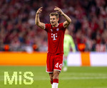 06.05.2026, Fussball UEFA Championsleague 2025/2026: Halbfinale Rückpiel,  FC Bayern München - Paris St. Germain, in der Allianz-Arena München, Josip Stanisic (Bayern München) winkt 