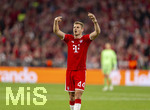 06.05.2026, Fussball UEFA Championsleague 2025/2026: Halbfinale Rückpiel,  FC Bayern München - Paris St. Germain, in der Allianz-Arena München, Josip Stanisic (Bayern München) winkt 