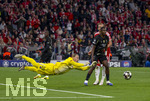 06.05.2026, Fussball UEFA Championsleague 2025/2026: Halbfinale Rückpiel,  FC Bayern München - Paris St. Germain, in der Allianz-Arena München, Torwart Matvey Safonov (FC Paris Saint-Germain) hechtet spektakulär dem Ball entgegen. re: Willian Pacho (FC Paris Saint-Germain) 