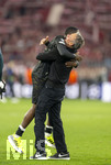 06.05.2026, Fussball UEFA Championsleague 2025/2026: Halbfinale Rückpiel,  FC Bayern München - Paris St. Germain, in der Allianz-Arena München, Trainer Luis Enrique (FC Paris Saint-Germain) Schlussjubel auf dem Platz mit Ousmane Dembele (FC Paris Saint-Germain) 