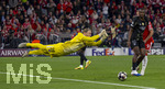 06.05.2026, Fussball UEFA Championsleague 2025/2026: Halbfinale Rückpiel,  FC Bayern München - Paris St. Germain, in der Allianz-Arena München, Torwart Matvey Safonov (FC Paris Saint-Germain) hechtet spektakulär dem Ball entgegen. re: Willian Pacho (FC Paris Saint-Germain) 