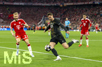06.05.2026, Fussball UEFA Championsleague 2025/2026: Halbfinale Rückpiel,  FC Bayern München - Paris St. Germain, in der Allianz-Arena München, Fabian Ruiz (FC Paris Saint-Germain) am Ball li: Konrad Laimer (FC Bayern München) 