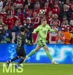 06.05.2026, Fussball UEFA Championsleague 2025/2026: Halbfinale Rückpiel,  FC Bayern München - Paris St. Germain, in der Allianz-Arena München, re: Torwart Manuel Neuer (FC Bayern München) köpft den Ball vor Warren Zaire-Emery (FC Paris Saint-Germain) weg 