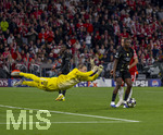 06.05.2026, Fussball UEFA Championsleague 2025/2026: Halbfinale Rückpiel,  FC Bayern München - Paris St. Germain, in der Allianz-Arena München, Torwart Matvey Safonov (FC Paris Saint-Germain) hechtet spektakulär dem Ball entgegen. re: Willian Pacho (FC Paris Saint-Germain) 