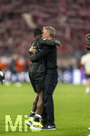 06.05.2026, Fussball UEFA Championsleague 2025/2026: Halbfinale Rückpiel,  FC Bayern München - Paris St. Germain, in der Allianz-Arena München, Trainer Luis Enrique (FC Paris Saint-Germain) Schlussjubel auf dem Platz mit Ousmane Dembele (FC Paris Saint-Germain) 