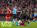 06.05.2026, Fussball UEFA Championsleague 2025/2026: Halbfinale Rückpiel,  FC Bayern München - Paris St. Germain, in der Allianz-Arena München, Schiedsrichter Joao Pinheiro (POR) und Marquinhos (FC Paris Saint-Germain) 
