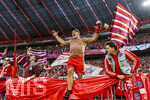 06.05.2026, Fussball UEFA Championsleague 2025/2026: Halbfinale Rückpiel,  FC Bayern München - Paris St. Germain, in der Allianz-Arena München, Bayernfan Csaba aus der Südkurve, Markenzeichen Muskeln und immer Oberkörperfrei am Zaun, feuert seine Mannschaft an, auf seiner Haut steht mit Edding geschrieben: EUROPA POKAL