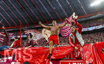 06.05.2026, Fussball UEFA Championsleague 2025/2026: Halbfinale Rückpiel,  FC Bayern München - Paris St. Germain, in der Allianz-Arena München, Bayernfan Csaba aus der Südkurve, Markenzeichen Muskeln und immer Oberkörperfrei am Zaun, feuert seine Mannschaft an, auf seiner Haut steht mit Edding geschrieben: EUROPA POKAL