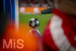 06.05.2026, Fussball UEFA Championsleague 2025/2026: Halbfinale Rückpiel,  FC Bayern München - Paris St. Germain, in der Allianz-Arena München, Der Spielball von Adidas liegt auf der Stele bereit vor Spielbeginn. Eine Hand greift danach 