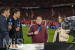 06.05.2026, Fussball UEFA Championsleague 2025/2026: Halbfinale Rückpiel,  FC Bayern München - Paris St. Germain, in der Allianz-Arena München, Am Moderatorentisch beim Sender DAZN, Michael Ballack, Sportvorstand Max Eberl (Bayern München), Laura Wontorra, 