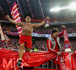 06.05.2026, Fussball UEFA Championsleague 2025/2026: Halbfinale Rückpiel,  FC Bayern München - Paris St. Germain, in der Allianz-Arena München, Bayernfan Csaba aus der Südkurve, Markenzeichen Muskeln und immer Oberkörperfrei am Zaun, feuert seine Mannschaft an, auf seiner Haut steht mit Edding geschrieben: EUROPA POKAL