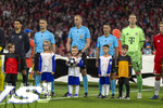 06.05.2026, Fussball UEFA Championsleague 2025/2026: Halbfinale Rückpiel,  FC Bayern München - Paris St. Germain, in der Allianz-Arena München, v.li: Linienrichter Luciano Mala (POR),  Schiedsrichter Joao Pinheiro (POR), Linienrichter Bruno Jesus (POR), Torwart Manuel Neuer (FC Bayern München), Joshua Kimmich (FC Bayern München), 