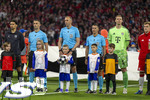 06.05.2026, Fussball UEFA Championsleague 2025/2026: Halbfinale Rückpiel,  FC Bayern München - Paris St. Germain, in der Allianz-Arena München, v.li: Linienrichter Luciano Mala (POR),  Schiedsrichter Joao Pinheiro (POR), Linienrichter Bruno Jesus (POR), Torwart Manuel Neuer (FC Bayern München), Joshua Kimmich (FC Bayern München), 