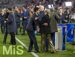 06.05.2026, Fussball UEFA Championsleague 2025/2026: Halbfinale Rückpiel,  FC Bayern München - Paris St. Germain, in der Allianz-Arena München, PSG-Eigner Nasser Ghanim Al-Khelaifi (li, Paris) umarmt nach dem Spiel eine Französische TV-Moderatorin am Spielfeldrand.