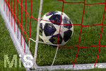 06.05.2026, Fussball UEFA Championsleague 2025/2026: Halbfinale Rückpiel,  FC Bayern München - Paris St. Germain, in der Allianz-Arena München, ADIDAS Spielball im Tornetz.