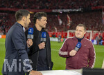 06.05.2026, Fussball UEFA Championsleague 2025/2026: Halbfinale Rückpiel,  FC Bayern München - Paris St. Germain, in der Allianz-Arena München, Am Moderatorentisch beim Sender DAZN, Michael Ballack, Sportvorstand Max Eberl (Bayern München) 