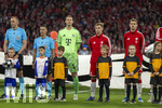 06.05.2026, Fussball UEFA Championsleague 2025/2026: Halbfinale Rückpiel,  FC Bayern München - Paris St. Germain, in der Allianz-Arena München, v.li: Schiedsrichter Joao Pinheiro, Linienrichter, Torwart Manuel Neuer (FC Bayern München), Joshua Kimmich (FC Bayern München), Josip Stanisic (Bayern München), 