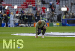 06.05.2026, Fussball UEFA Championsleague 2025/2026: Halbfinale Rückpiel,  FC Bayern München - Paris St. Germain, in der Allianz-Arena München, Trainer Vincent Kompany (FC Bayern München) begutachtet vor dem Spiel noch den Rasen.