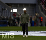 06.05.2026, Fussball UEFA Championsleague 2025/2026: Halbfinale Rückpiel,  FC Bayern München - Paris St. Germain, in der Allianz-Arena München, Trainer Vincent Kompany (FC Bayern München) vor dem Spiel auf dem Rasen. Hinten ein TV-Scheinwerfer 