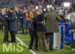 06.05.2026, Fussball UEFA Championsleague 2025/2026: Halbfinale Rückpiel,  FC Bayern München - Paris St. Germain, in der Allianz-Arena München, PSG-Eigner Nasser Ghanim Al-Khelaifi (li, Paris) umarmt nach dem Spiel eine Französische TV-Moderatorin am Spielfeldrand.