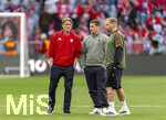 06.05.2026, Fussball UEFA Championsleague 2025/2026: Halbfinale Rückpiel,  FC Bayern München - Paris St. Germain, in der Allianz-Arena München, Sportdirektor Christoph Freund (li, Bayern München) und Co-Trainer Aaron Danks (re, Bayern München)  