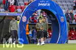 06.05.2026, Fussball UEFA Championsleague 2025/2026: Halbfinale Rückpiel,  FC Bayern München - Paris St. Germain, in der Allianz-Arena München,  Aleksandar Pavlovic (Bayern München) , Lennart Karl (FC Bayern München), Tom Bischof (Bayern München) vor dem Spiel 