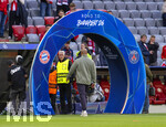 06.05.2026, Fussball UEFA Championsleague 2025/2026: Halbfinale Rückpiel,  FC Bayern München - Paris St. Germain, in der Allianz-Arena München, Trainer Vincent Kompany (FC Bayern München) vor dem Spiel durch das Tor 