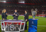 06.05.2026, Fussball UEFA Championsleague 2025/2026: Halbfinale Rückpiel,  FC Bayern München - Paris St. Germain, in der Allianz-Arena München, Englischer Sender TNT-Sports am Spielfeldrand mit Ex-Bayernspieler Owen Hargreaves (re) und dem Championsleague Pokal