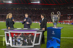 06.05.2026, Fussball UEFA Championsleague 2025/2026: Halbfinale Rückpiel,  FC Bayern München - Paris St. Germain, in der Allianz-Arena München, Englischer Sender TNT-Sports am Spielfeldrand mit Ex-Bayernspieler Owen Hargreaves (re) und dem Championsleague Pokal