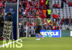 06.05.2026, Fussball UEFA Championsleague 2025/2026: Halbfinale Rückpiel,  FC Bayern München - Paris St. Germain, in der Allianz-Arena München, Vor dem Spiel, Lennart Karl (FC Bayern München) geht vom Platz 