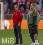 06.05.2026, Fussball UEFA Championsleague 2025/2026: Halbfinale Rückpiel,  FC Bayern München - Paris St. Germain, in der Allianz-Arena München, Sportdirektor Christoph Freund (li, Bayern München) und Co-Trainer Aaron Danks (re, Bayern München)  