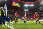 06.05.2026, Fussball UEFA Championsleague 2025/2026: Halbfinale Rückpiel,  FC Bayern München - Paris St. Germain, in der Allianz-Arena München, Einlauf der Mannschaften,  Joshua Kimmich (FC Bayern München), Josip Stanisic (Bayern München), Dayot Upamecano (FC Bayern München), 