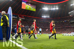 06.05.2026, Fussball UEFA Championsleague 2025/2026: Halbfinale Rückpiel,  FC Bayern München - Paris St. Germain, in der Allianz-Arena München, Einlauf der Mannschaften,  Joshua Kimmich (FC Bayern München), Josip Stanisic (Bayern München), 