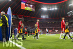 06.05.2026, Fussball UEFA Championsleague 2025/2026: Halbfinale Rückpiel,  FC Bayern München - Paris St. Germain, in der Allianz-Arena München, Einlauf der Mannschaften,  Dayot Upamecano (FC Bayern München), Konrad Laimer (FC Bayern München), Jonathan Tah (FC Bayern München) 