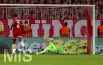 06.05.2026, Fussball UEFA Championsleague 2025/2026: Halbfinale Rückpiel,  FC Bayern München - Paris St. Germain, in der Allianz-Arena München, Torwart Manuel Neuer (FC Bayern München) hechtet 