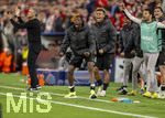 06.05.2026, Fussball UEFA Championsleague 2025/2026: Halbfinale Rückpiel,  FC Bayern München - Paris St. Germain, in der Allianz-Arena München, Ousmane Dembele (li, FC Paris Saint-Germain) und Desire Doue (FC Paris Saint-Germain) jubeln am Spielfeldrand 