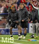 06.05.2026, Fussball UEFA Championsleague 2025/2026: Halbfinale Rückpiel,  FC Bayern München - Paris St. Germain, in der Allianz-Arena München, Ousmane Dembele (li, FC Paris Saint-Germain) und Desire Doue (FC Paris Saint-Germain) jubeln am Spielfeldrand 