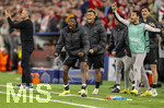06.05.2026, Fussball UEFA Championsleague 2025/2026: Halbfinale Rückpiel,  FC Bayern München - Paris St. Germain, in der Allianz-Arena München, Ousmane Dembele (li, FC Paris Saint-Germain) und Desire Doue (FC Paris Saint-Germain) jubeln am Spielfeldrand 