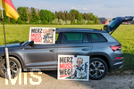 08.05.2026, Türkheim, Deutschland, Demonstrierende protestieren mit Plakaten und deutschen Flaggen für politische Veränderungen und kritisieren Bundeskanzler Friedrich Merz (CDU).