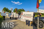 08.05.2026, Türkheim, Deutschland, Demonstrierende protestieren mit Plakaten und deutschen Flaggen für politische Veränderungen und kritisieren Bundeskanzler Friedrich Merz (CDU).