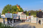 08.05.2026, Türkheim, Deutschland, Demonstrierende protestieren mit Plakaten und deutschen Flaggen für politische Veränderungen und kritisieren Bundeskanzler Friedrich Merz (CDU).